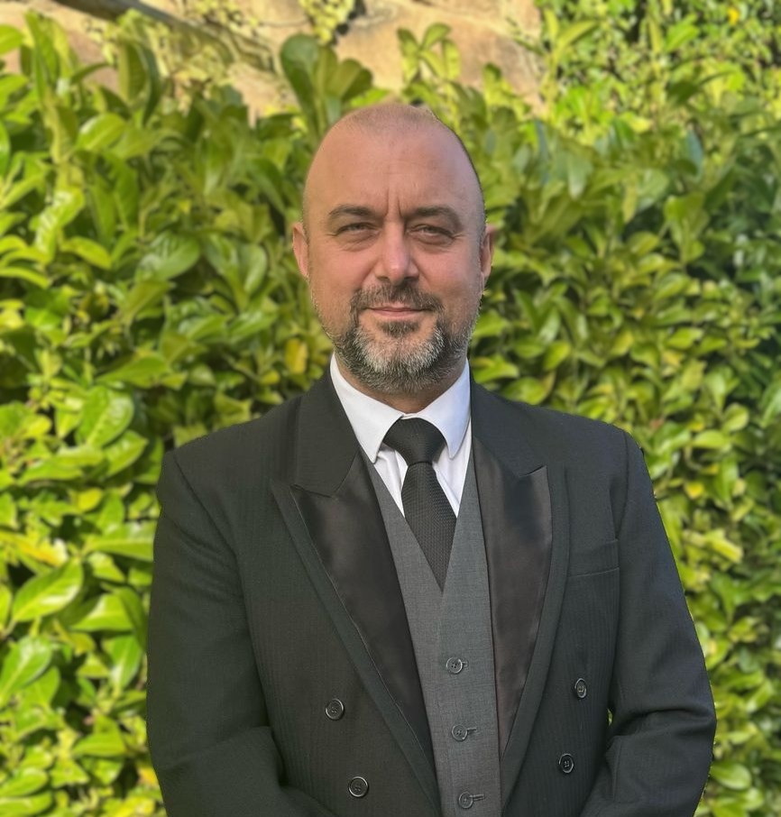 We are experienced funeral directors